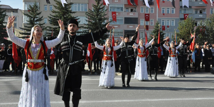 Kars'ın düşman işgalinden kurtuluşu törenlerle kutlandı
