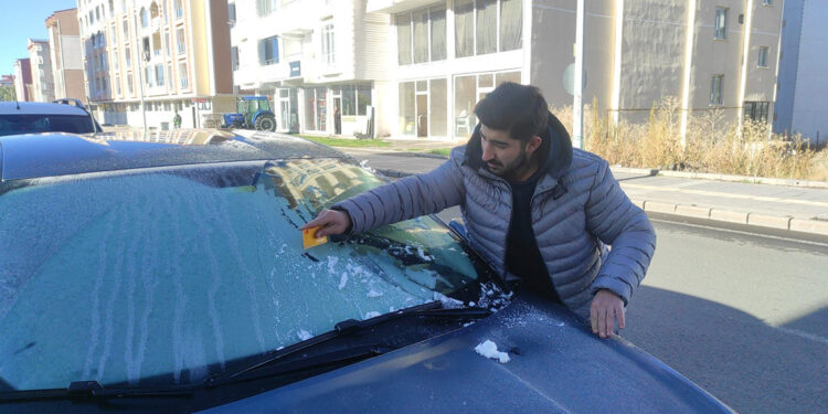 Kars'ta soğuk hava; araç camları buz tuttu