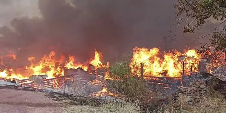 Kastamonu'da yağcılar köyünde yangın; 40 ev ve ahır kül oldu