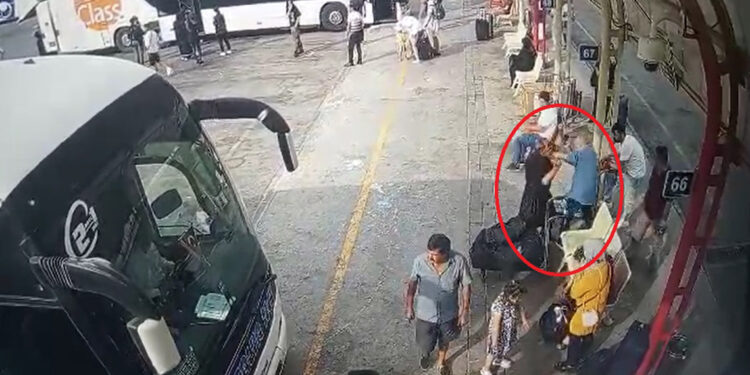 Kavga eden yolculardan ikisi de kalp krizi geçirdi; biri öldü