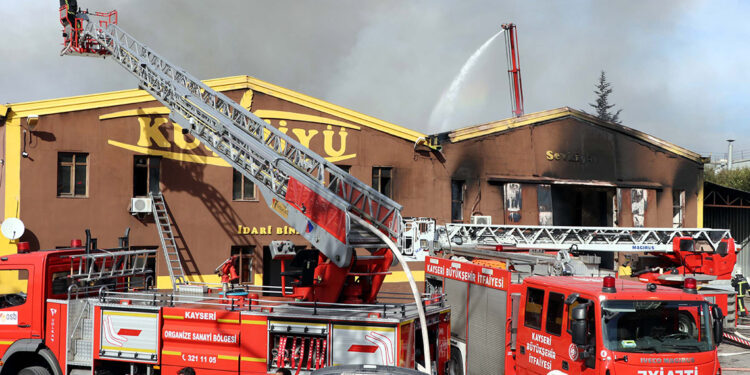 Kayseri'de yatak ve baza fabrikasında yangın: 1 yaralı
