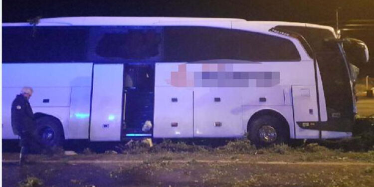 Kayseri'de yolcu otobüsü direğe çarptı: 15 yaralı