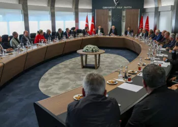 Kılıçdaroğlu, chp diyarbakır il ve ilçe başkanlarını kabul etti
