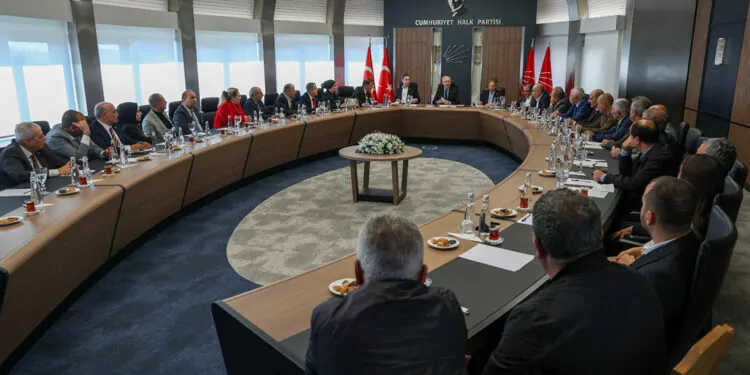 Kılıçdaroğlu, chp diyarbakır il ve ilçe başkanlarını kabul etti