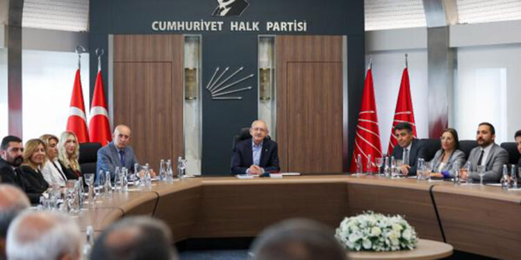 Kılıçdaroğlu, CHP'nin Ankara teşkilatı ile görüştü