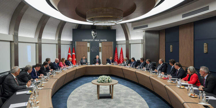 Kılıçdaroğlu partisinin milletvekilleri ile görüştü