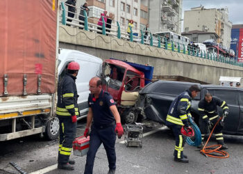 Kocaeli'de D-100 kara yolunda 7 araç birbirine girdi