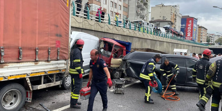 Kocaeli'de D-100 kara yolunda 7 araç birbirine girdi