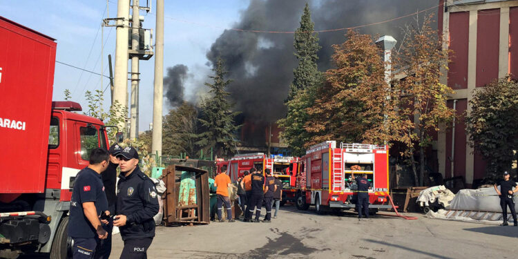 Kocaeli'de fabrika yangını: 1'i ağır 3 işçi yaralı