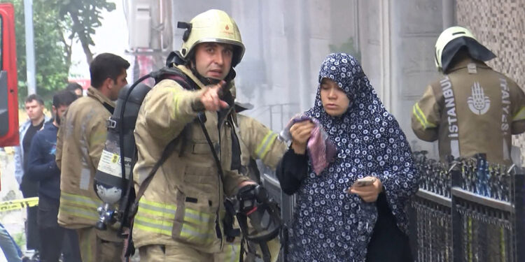 Küçükçekmece'de apartman yangın paniği 