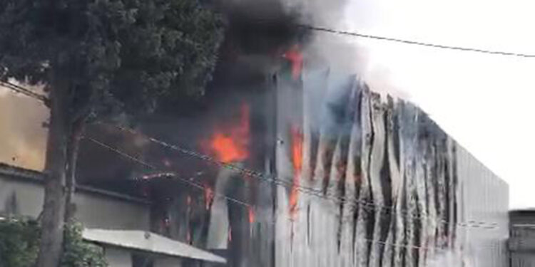 Küçükçekmece'de kimyasal madde deposunda yangın