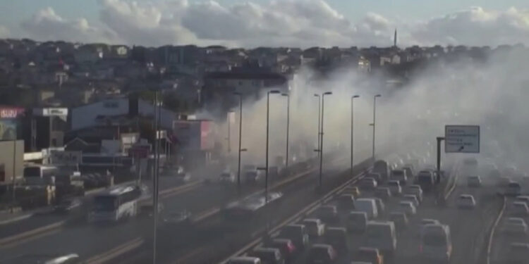 Küçükçekmece'de metruk binadaki yangın trafiği kilitledi