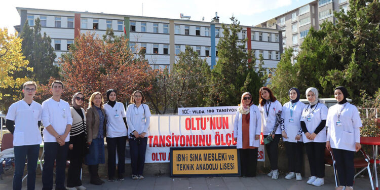 Lise öğrencileri, 500 kişinin tansiyonunu ölçtü