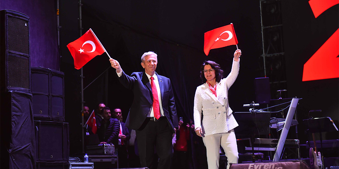 Yüz binlerce Başkentli 29 Ekim Cumhuriyet Bayramı’nı Ankara Büyükşehir Belediyesinin düzenlediği Murda ve Candan Erçetin konseriyle kutladı.