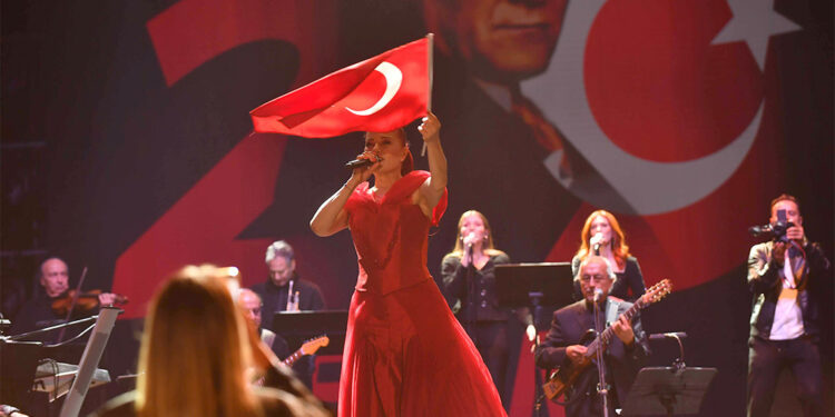 Başkentliler 100'üncü yılı Murda ve Candan Erçetin konseriyle kutladı