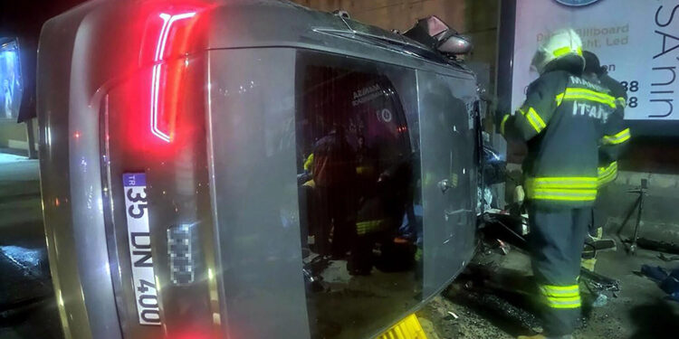 Manisa'da otomobil devrildi; 1 ölü, 2 yaralı