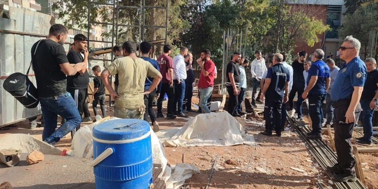 Mardin'de kütüphane inşaatında çökme: 4 yaralı