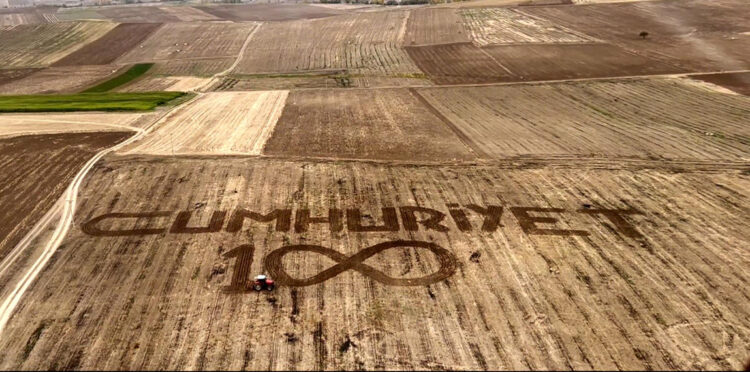 Mehmetçikten tarlasına 'Cumhuriyet' yazan çiftçiye selam