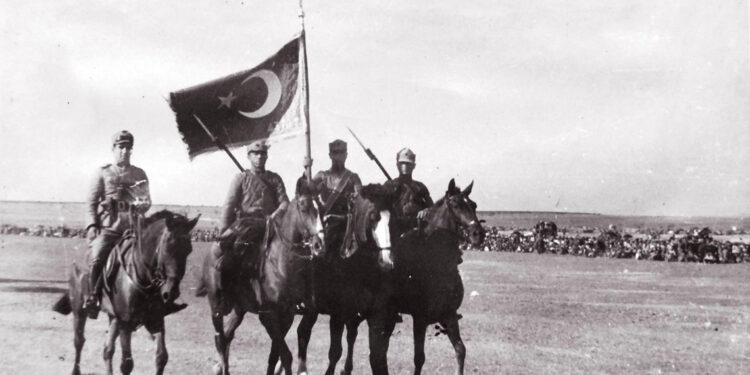 Milli Mücadele'de cepheye koşan at: Karayel