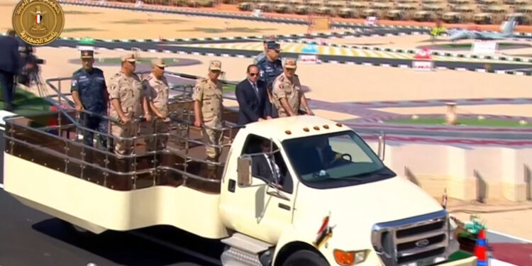 Mısır Devlet Başkanı Sisi, Süveyş'teki tümeni denetledi