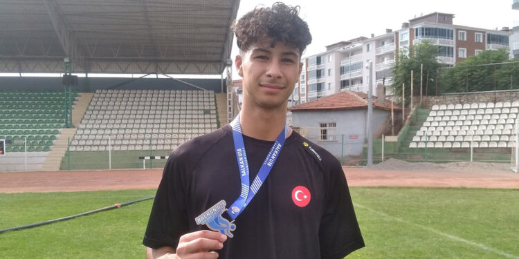 Muhammet Enes, yüksek atlamada Balkan 2'ncisi oldu