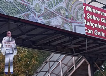 Netanyahu'nun maketini üst geçide astılar