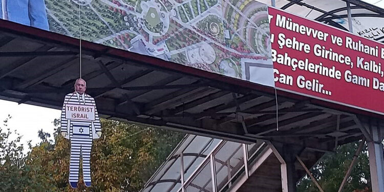 Netanyahu'nun maketini üst geçide astılar