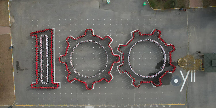 Öğrenciler 'kuruluş günü numarası oluşturma rekoru' kırdı