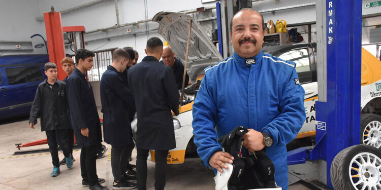 Öğrenciler yarış aracı yaptı; ralli pilotu okul müdürü 2 kupa kazandı