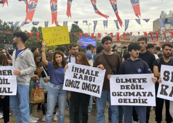 Öğrencilerden yurttaki asansörde ölen arkadaşları için eylem
