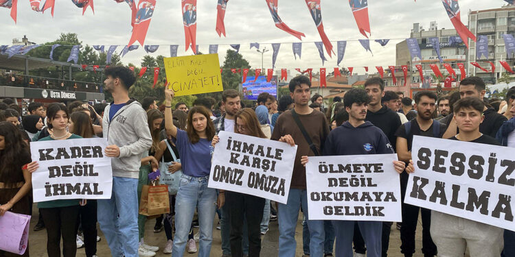 Öğrencilerden yurttaki asansörde ölen arkadaşları için eylem