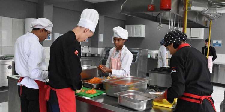 Okulda, atıl malzemelerden mutfak kuruldu