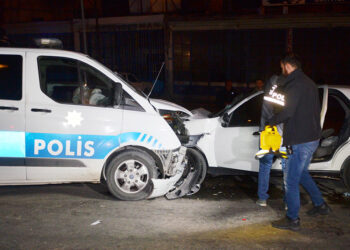 Otomobil takip sırasında polis aracına çarptı; 8 yaralı
