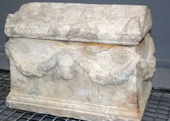 Otomobilde, roma dönemine ait bebek lahdi ele geçirildi