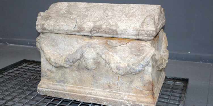 Otomobilde, Roma dönemine ait bebek lahdi ele geçirildi