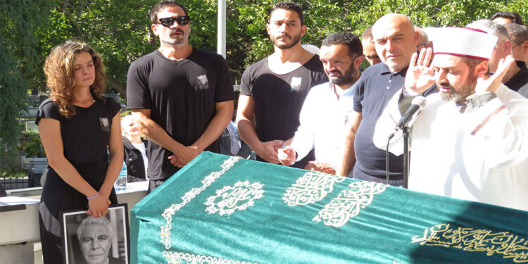 Oyuncu Özge Özpirinçci'nin babası toprağa verildi