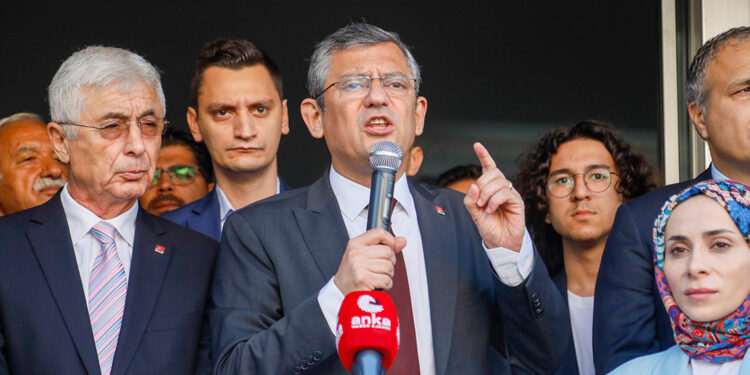 Özel'den delegelere: İktidarı değiştireceğinizden kuşkum yok