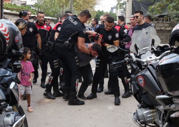 Polis çevirmesinde taksicinin boğazına bıçak dayadı