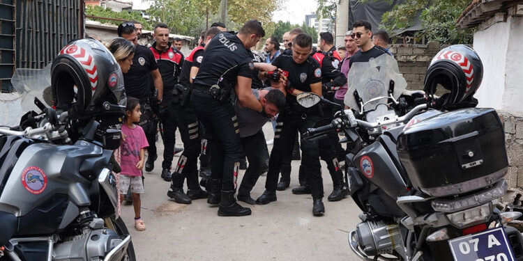 Polis çevirmesinde taksicinin boğazına bıçak dayadı