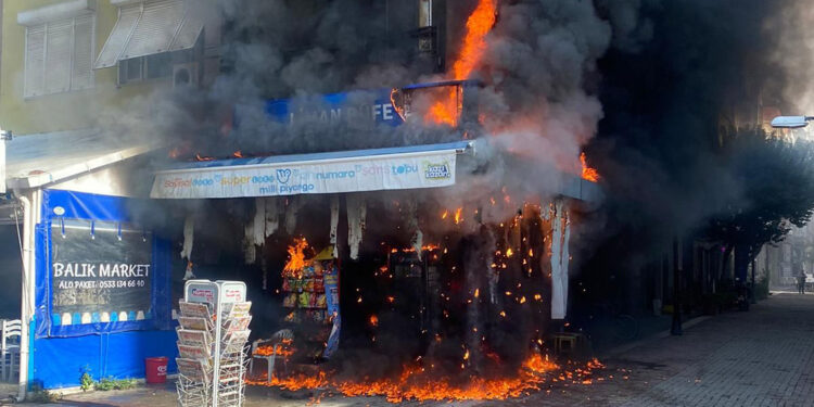 Restoran bacasında çıkan yangın, bitişikteki binaya sıçradı