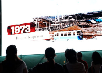 Saat kulesine ‘Yüz Akıyla 100 Yıl' dijital sergisi yansıtıldı