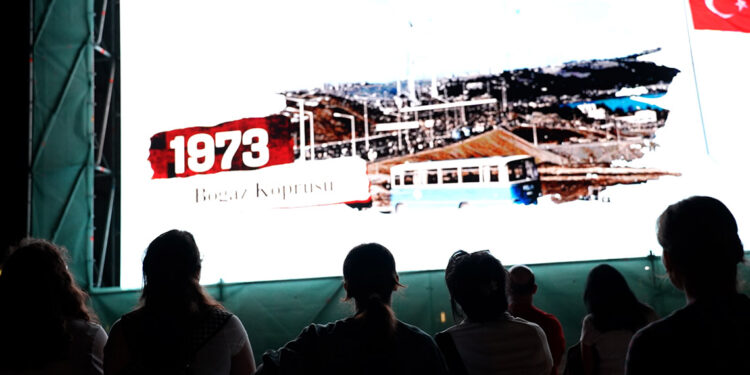 Saat kulesine ‘Yüz Akıyla 100 Yıl' dijital sergisi yansıtıldı