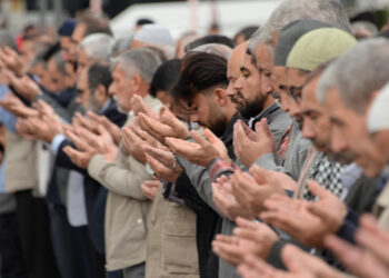 Sağanak altında Filistinliler için gıyabi cenaze namazı