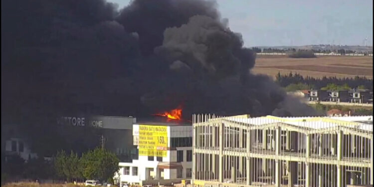 Silivri'de mobilya fabrikasında yangın