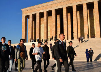 Şırnaklı ve Hakkarili gençler Anıtkabir'i ziyaret etti