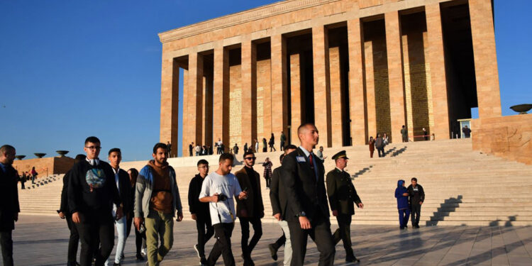 Şırnaklı ve Hakkarili gençler Anıtkabir'i ziyaret etti