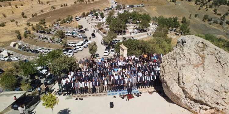 Şırnak’ta mezarlık ziyareti geleneğine 5 bin kişi katıldı