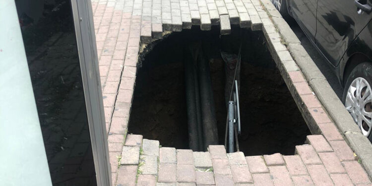 Şişli'de kaldırım çöktü; kadın içine düştü