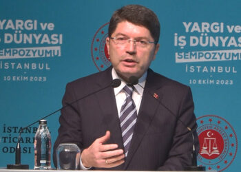 Sivil ve özgürlükçü bir anayasa yapmak zorundayız