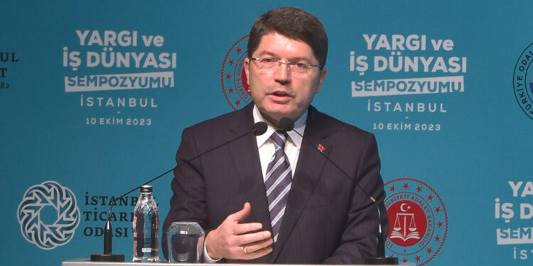 Sivil ve özgürlükçü bir anayasa yapmak zorundayız